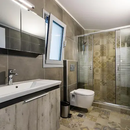 Villa Emerald With Swimming Pool In *