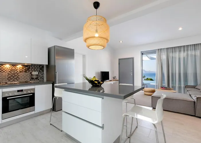 Emerald With Swimming Pool In 린도스