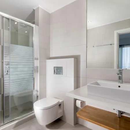 Villa Emerald With Swimming Pool In