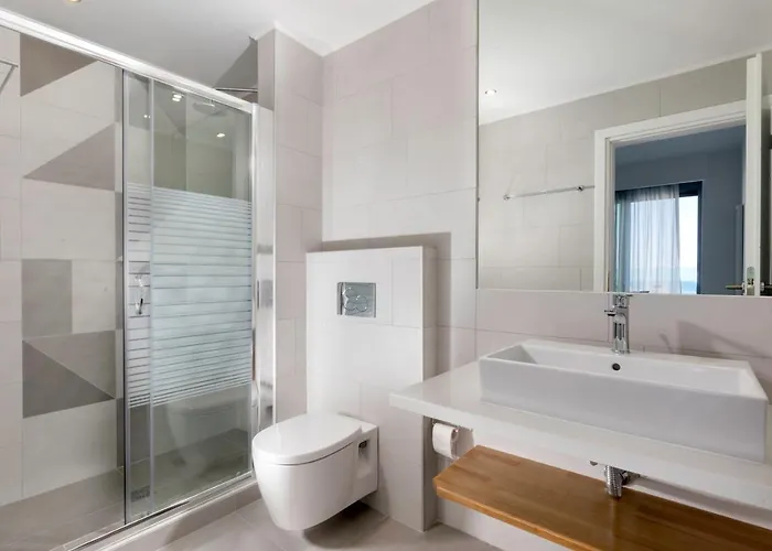 Villa Emerald With Swimming Pool In